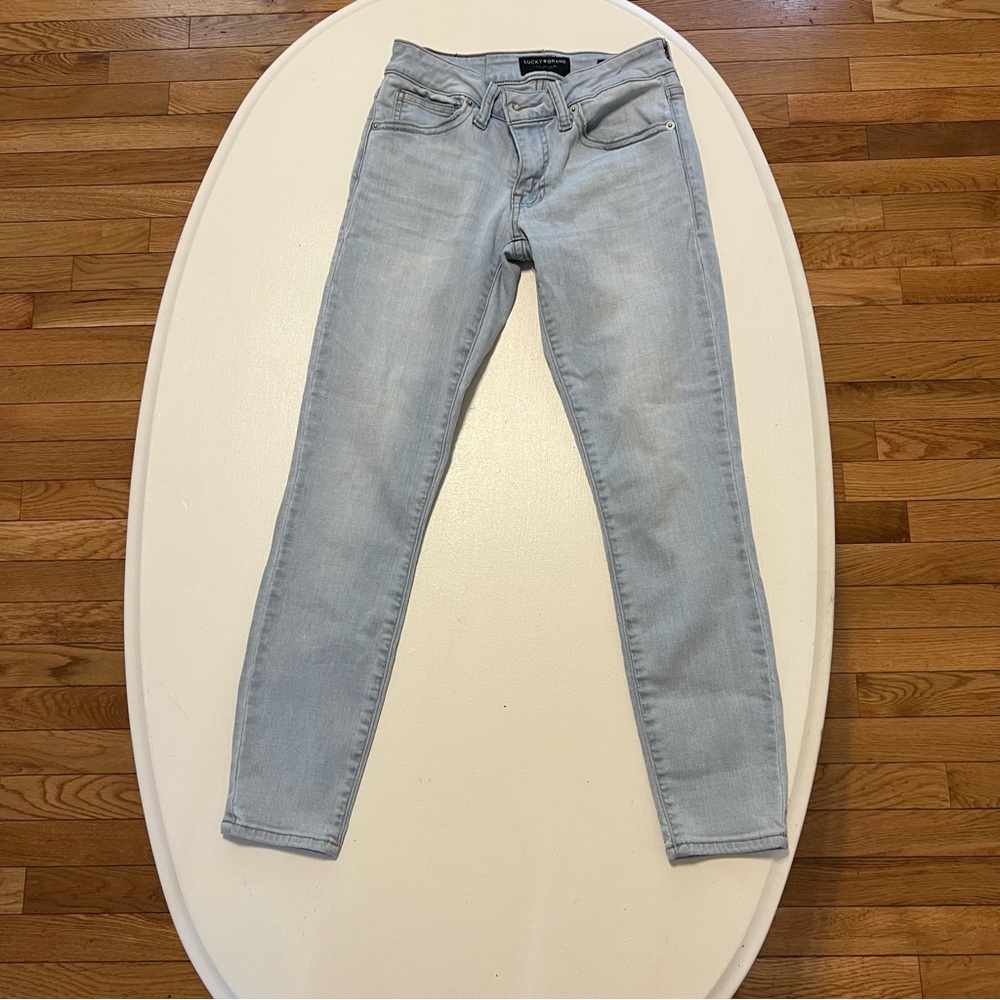 Lucky Brand jeans. Light blue wash. Size 2/26. D3